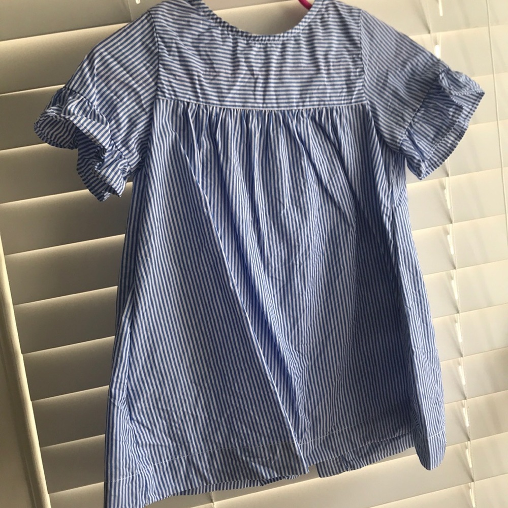 It has pockets AND buttons down the back!